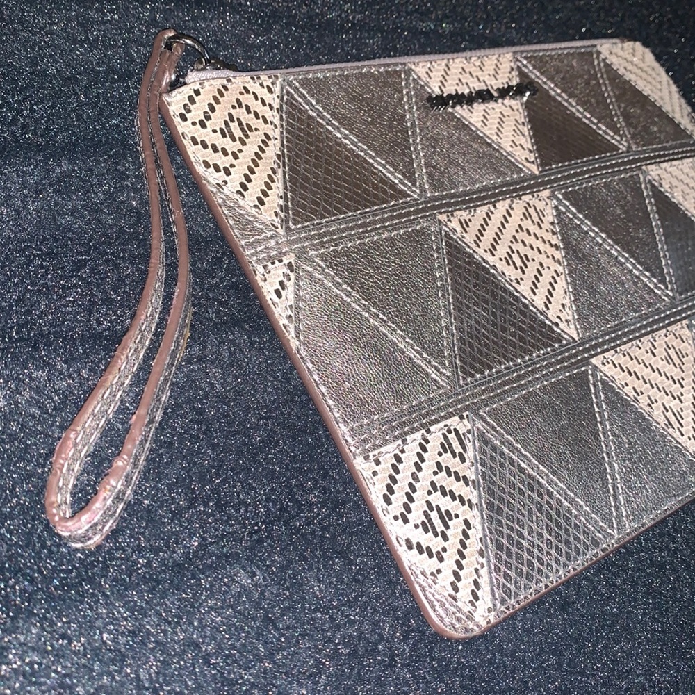 Michael Kors XL Wristlet Clutch Silver Metallic Patchwork w card slots top EUC - Picture 5 of 17